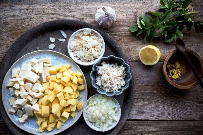 Geschnitte und vorbereitete Zutaten der Meerrettich-Pastinaken-Suppe