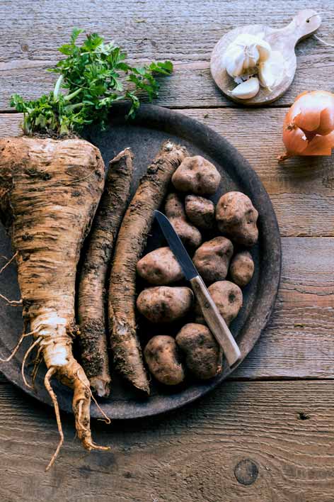 Pastinake, Meerrettich & Kartoffeln, Zwiebel & Knoblauch aus dem eigenen Garten auf einem Teller