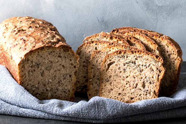 Frisch gebackenes Dinkel-Sauerteig Vollkornbrot