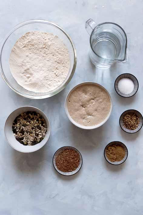 Beötigte Zutaten für das Dinkel-Sauerteig Vollkornbrot