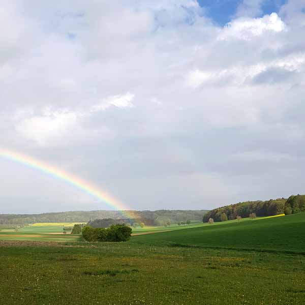 Regenbogen über dem Dorf