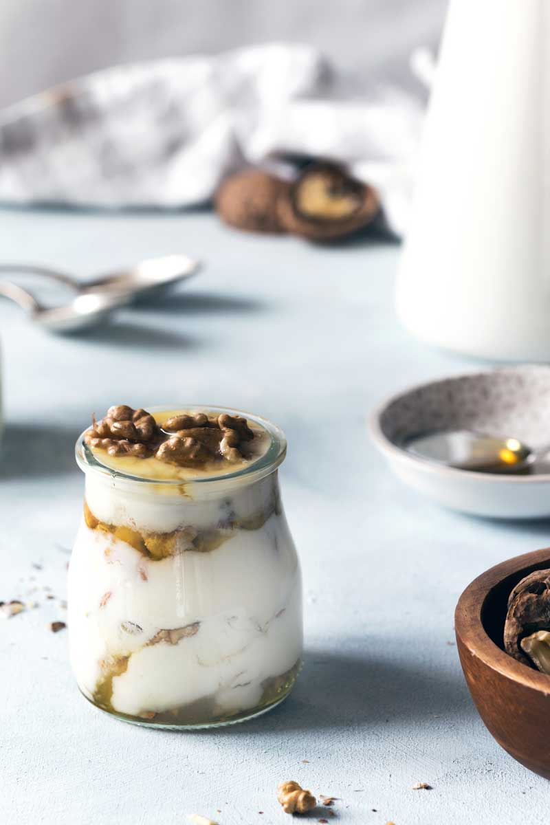 Selbstgemachter Joghurt mit Honig und Nüssen – gesundes Frühstück aus eigenem Garten