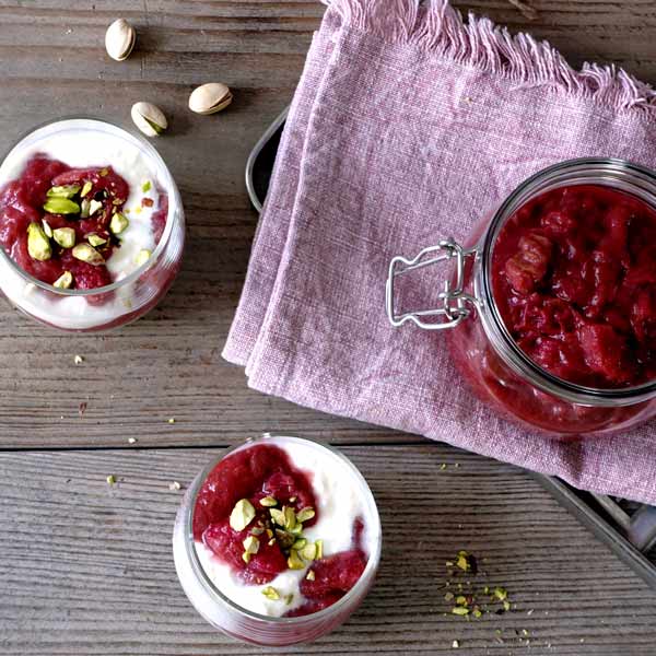 Rhabarberkompott mit selbst gemachten Joghurt