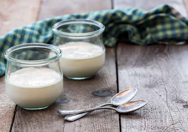 Zwei Gläser mit selbstgemchtem Naturjoghurt aus Rohmilch
