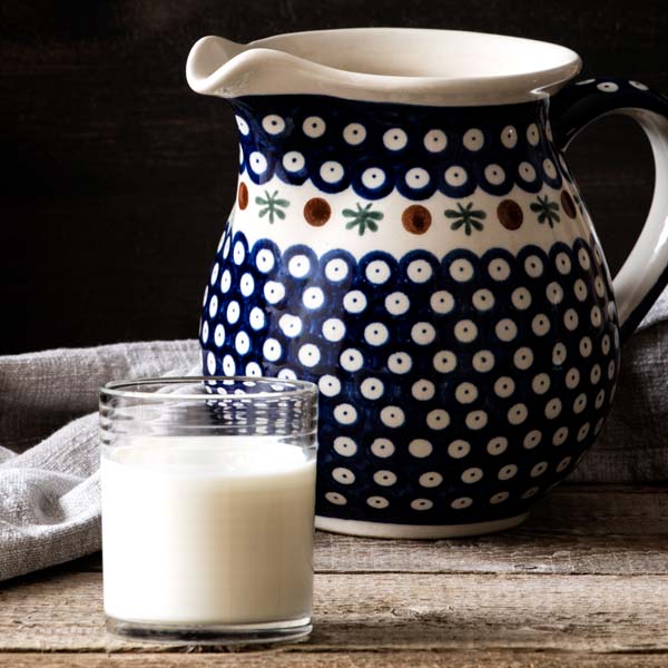 Frische Bio-Rohmilch direkt aus der Milchtankstelle in der Oberpfalz – in Krug und Glas abgefüllt