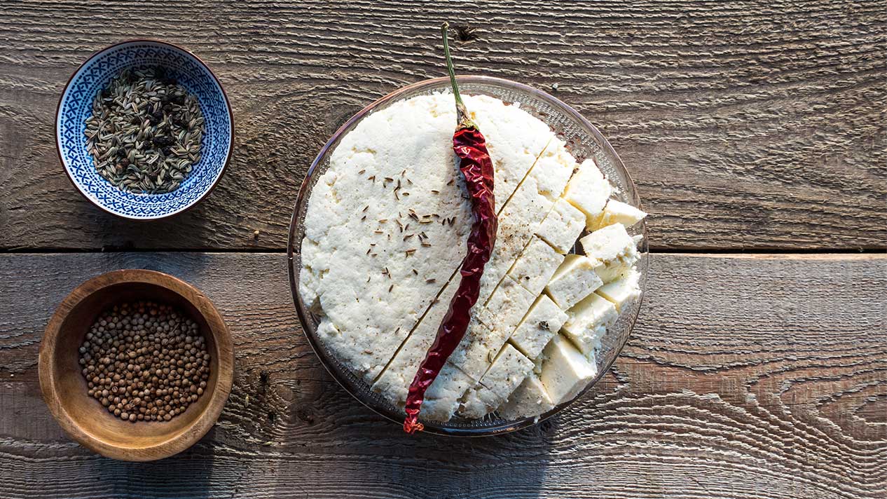 Selbstgemachter Paneer aus Rohmilch mit Gewürzen