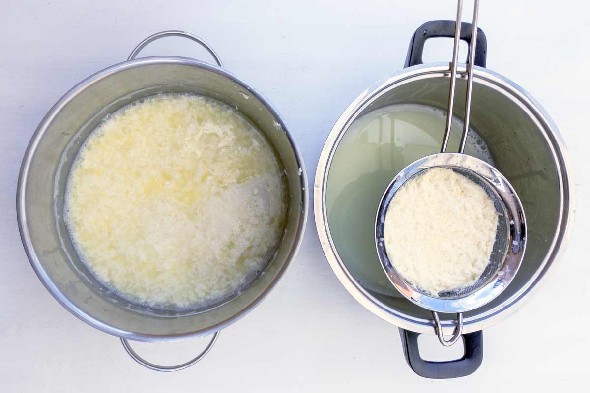 Zwei Töpfe. Einer enthält geronnene Milch. Der andere einen Sieb mit Käsebruch und flüssiger Molke.