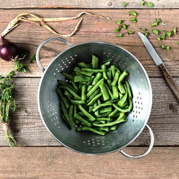 Geschnittene Bohnen, rote Zwiebel und Bohnenkraut