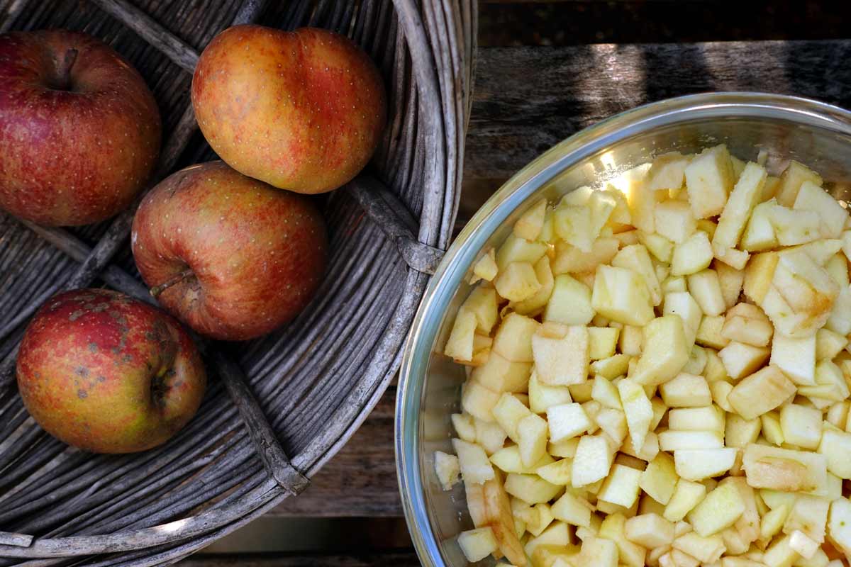 In Würfel geschnittenes Fallobst