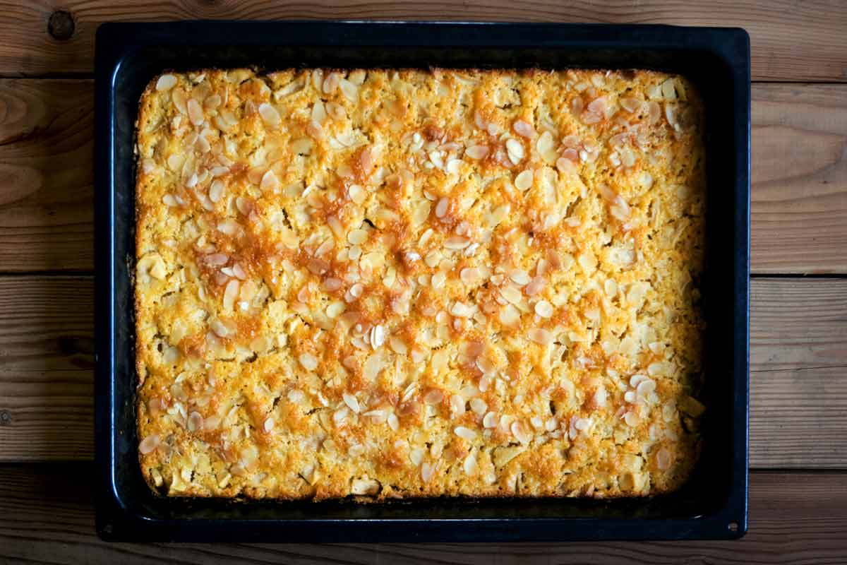 Der Apfelblechkuchen frisch aus dem Ofen
