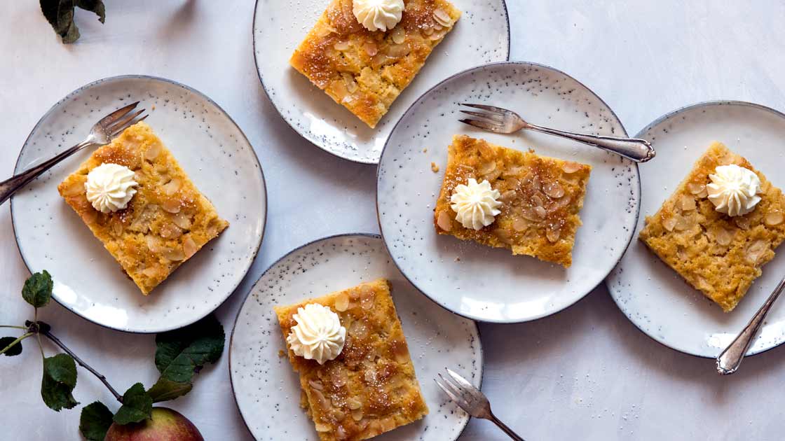 Saftiger Blech-Apfelkuchen mit Mandelkruste