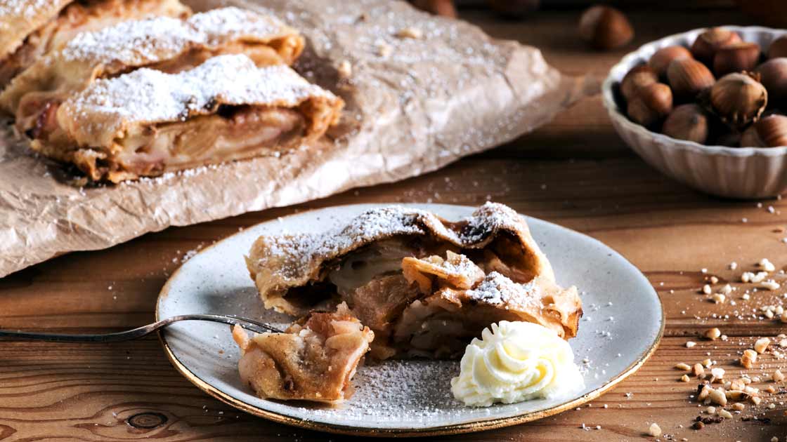 Saftiger Apfelstrudel aus Omas Küche | Schritt-für-Schritt