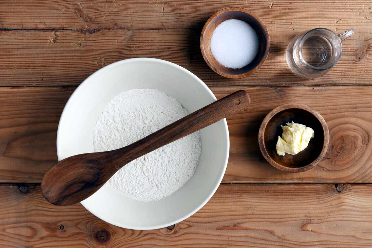 Nur wenige Zutaten: Mehl, Wasser; Salz und Butter
