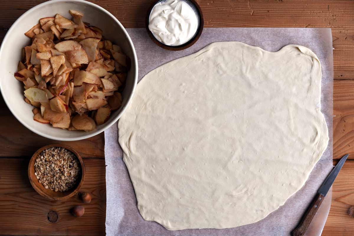Der Strudelteig ausgerollt auf dem Backpapier