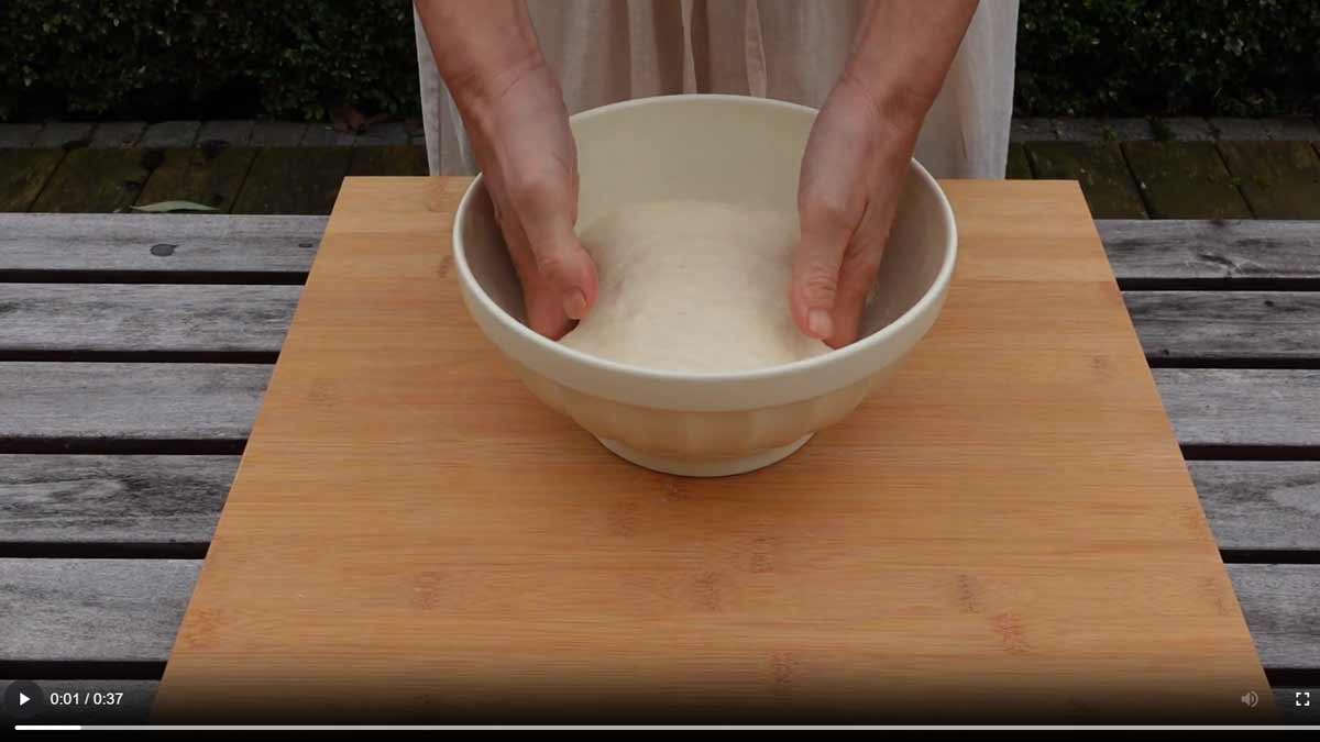 Video: Baguette-Teig dehnen und falten