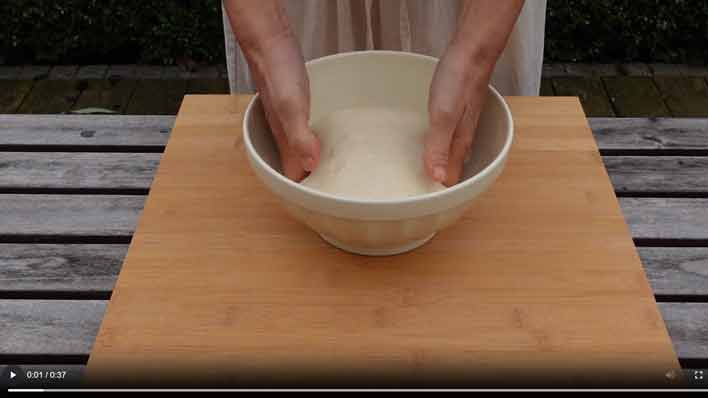 Video: Baguette-Teig dehnen und falten