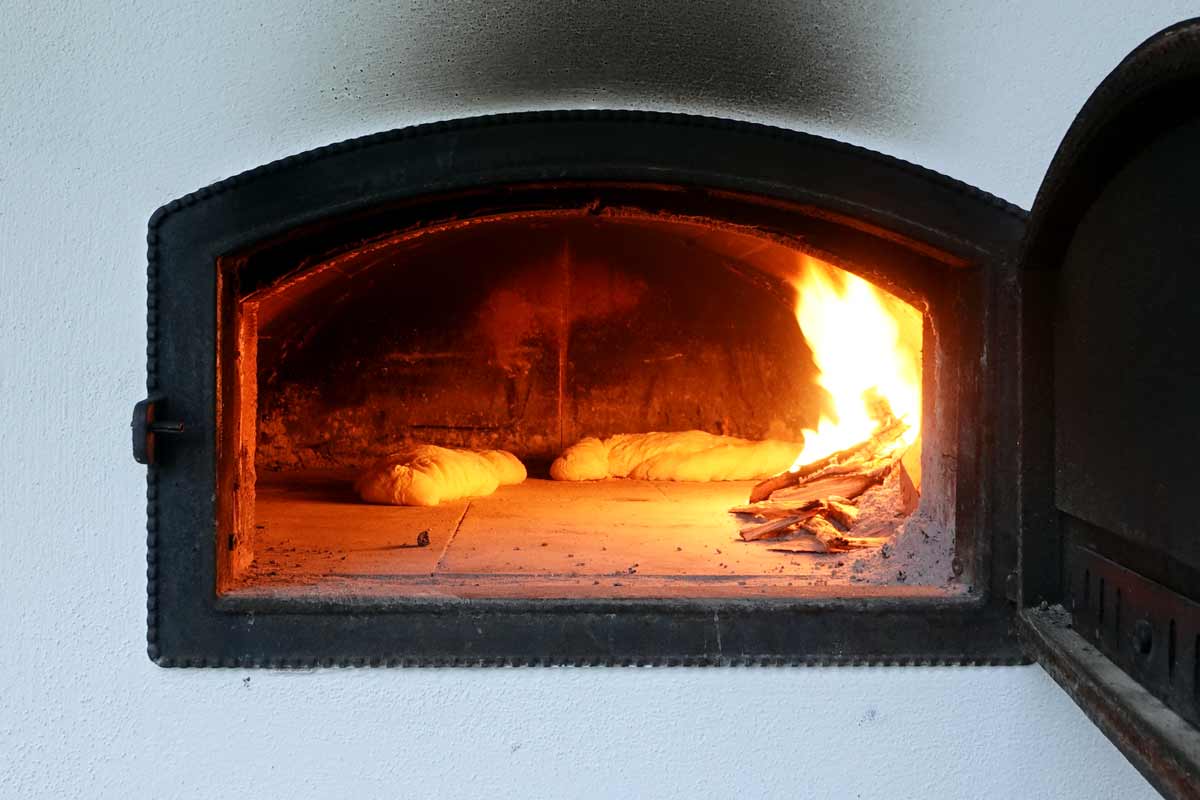 Rustikales Wurzelbaguette im Holzbackofen