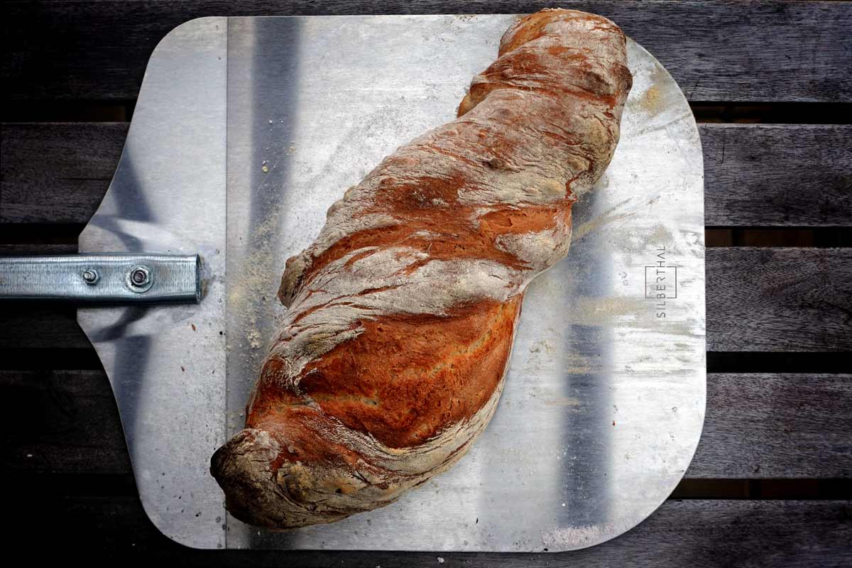 Rustikales Wurzelbaguette frisch aus dem Holzbackofen