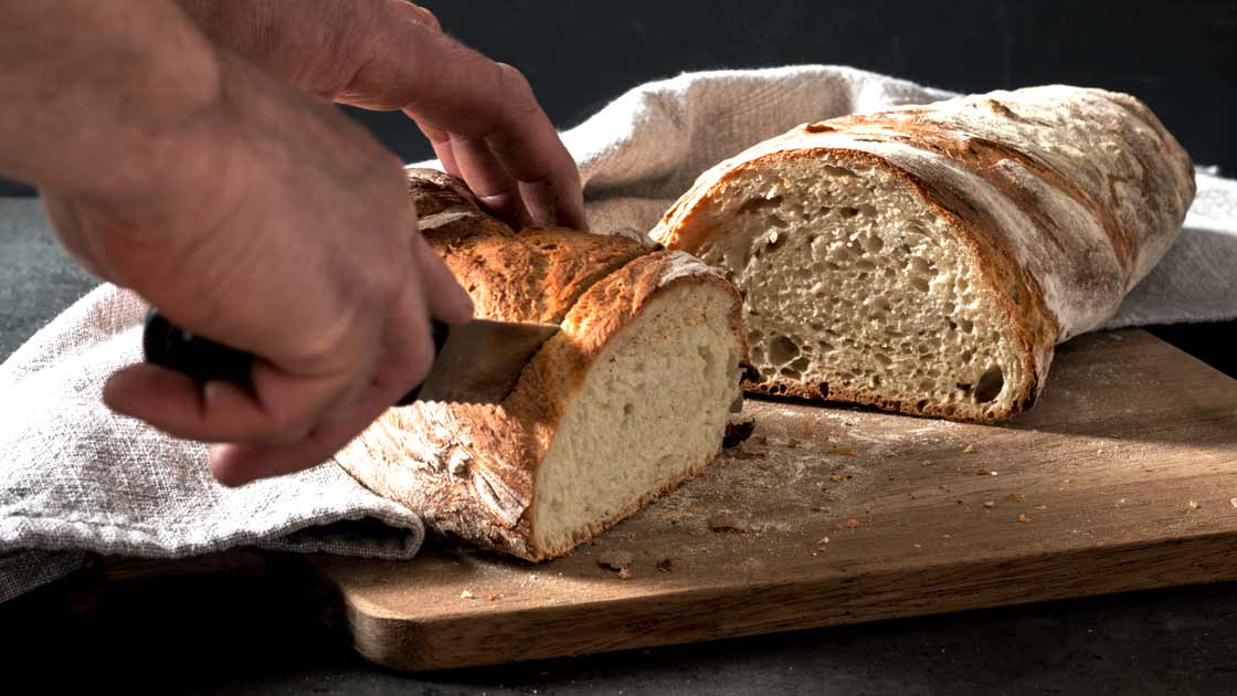 🍞 Rustikales Wurzelbaguette aus dem Holzbackofen | Frisch geschnitten