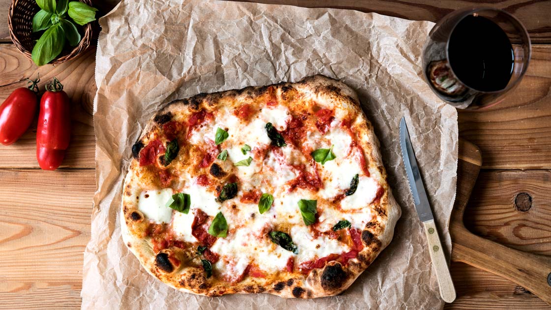 Eine neapolitanische Pizza frisch auf dem Holzofen