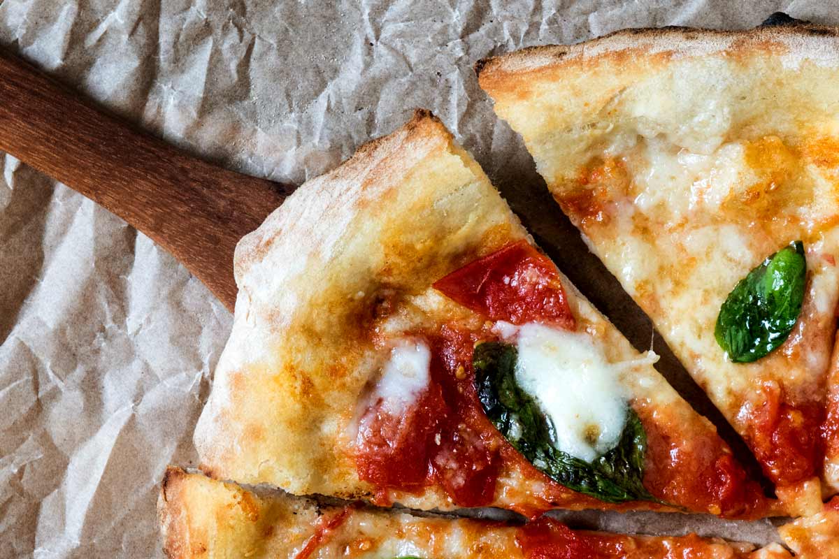 Pizzastück einer frisch gebackenen neapolitanischen Pizza