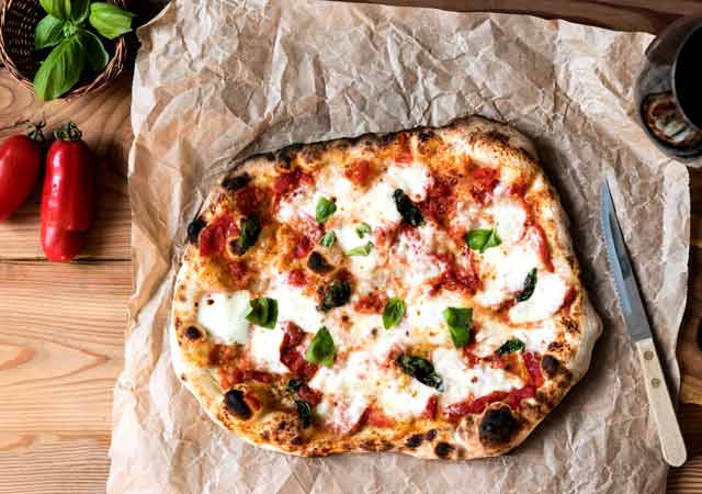 Eine neapolitanische Pizza frisch auf dem Holzofen