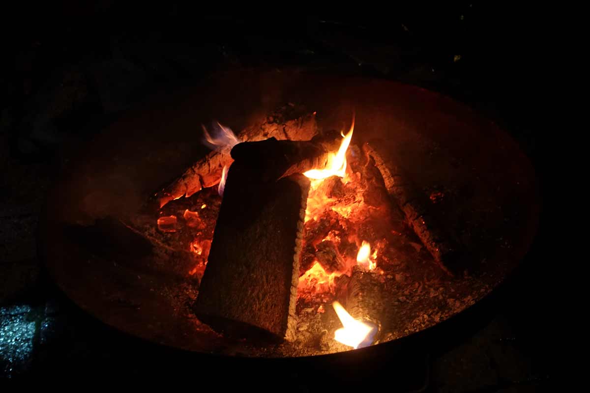 Knisternde Feuerschale auf dem Beratzhausener Weihnachtsmarkt – Wärme für kalte Hände