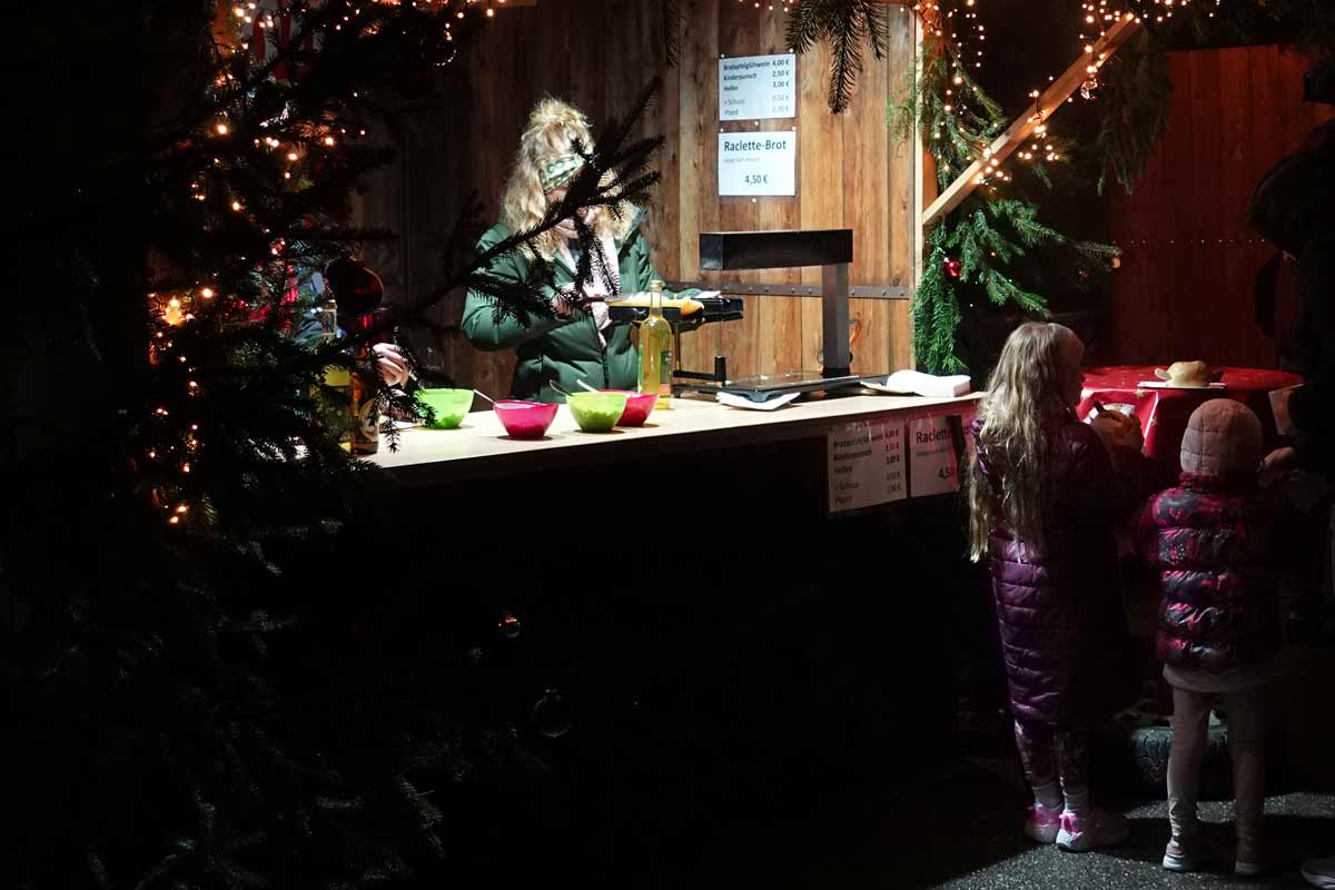 Raclette-Brot-Stand mit geschmolzenem Käse auf dem Beratzhausener Christkindlmarkt