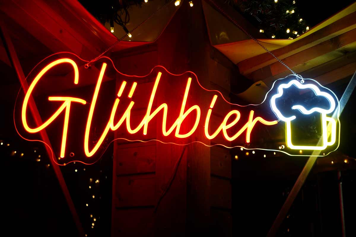 Leuchtreklame „Glühbier“ auf dem Burglengenfelder Weihnachtsmarkt