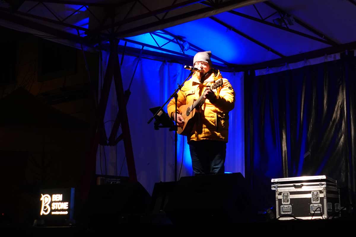 Sänger Ben Stone live auf der Burglengenfelder Bühne, Lichterkette im Hintergrund