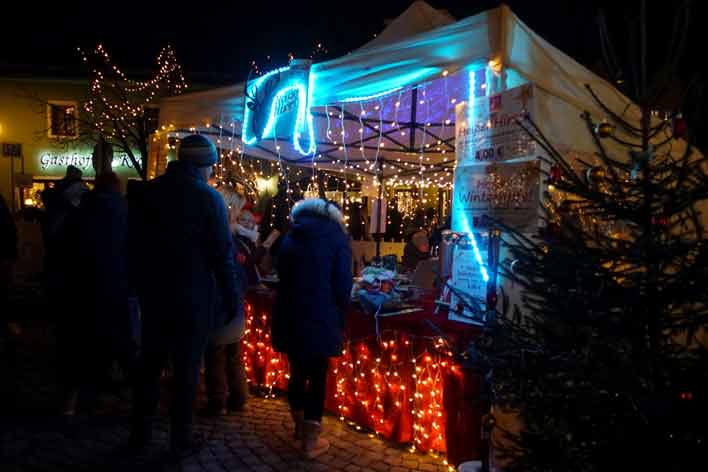 Blau-rot beleuchteter Holzstand mit handgemachten Filzengeln in Burglengenfeld