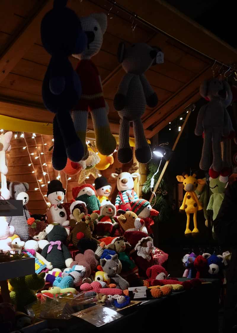 Selbstgestrickte Stofftiere (Einhorn, Fuchs, Bär) auf dem Burglengenfelder Markt