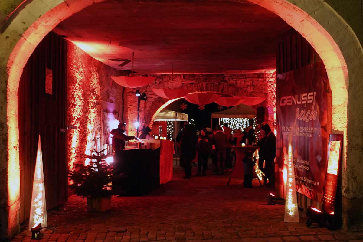 Gold-roter VIP-Eingang „WIP – Genuss für alle Sinne“ beim Burglengenfelder Christkindlmarkt