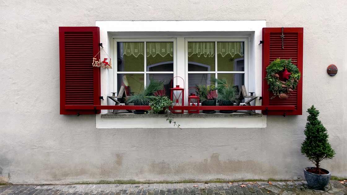 Rotes Fenster mit Tannenzweigen & goldenen Sternen in Kallmünz