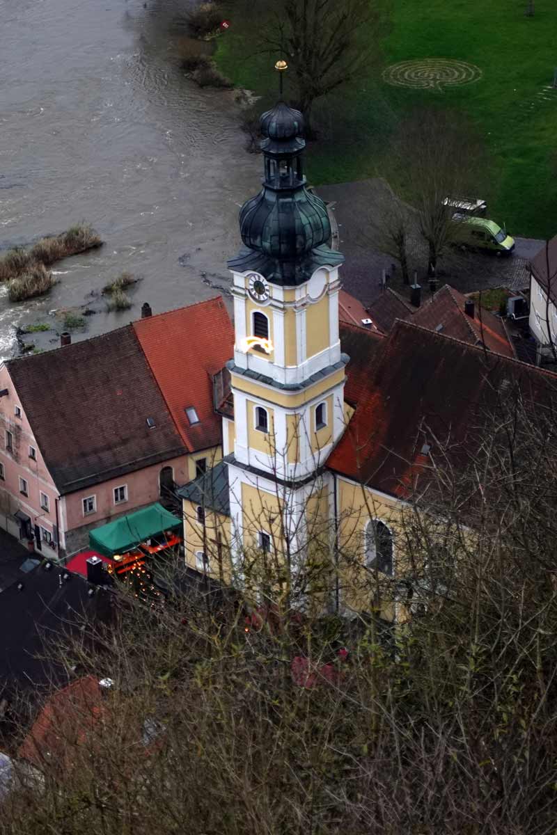 Adventsmarkt Kallmünz von oben: Buden vor der Kirche, Lichter, Schnee