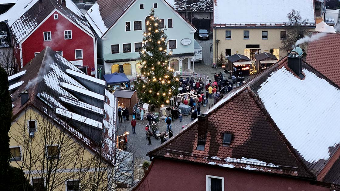 Traumhafter Blick von der Burg Laaber auf den beleuchteten Adventsmarkt 2025