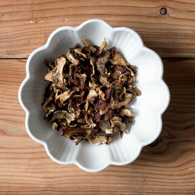 Eine Schüssel mit getrockneten Steinpilzen