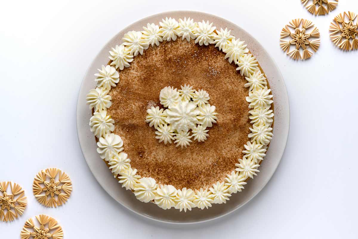 Weihnachtliche Apfeltorte mit Lageräpfeln dekorieren – Sahne, Zimt, Sternanis