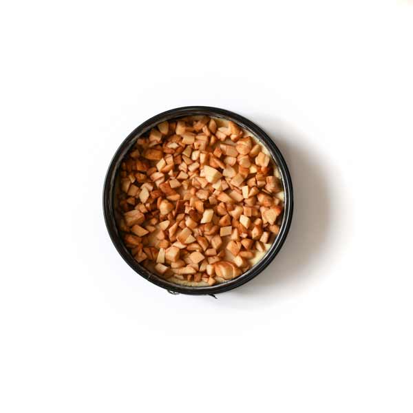 Weihnachtliche Apfeltorte mit Lageräpfeln – Schritt 5: Apfelwürfel in die Form geben