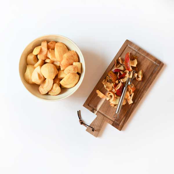 Weihnachtliche Apfeltorte mit Lageräpfeln – Schritt 1: Boskoop schälen und würfeln