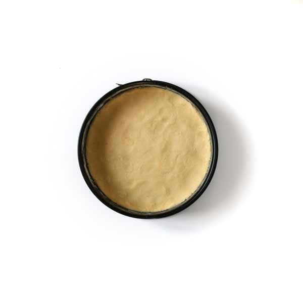 Weihnachtliche Apfeltorte mit Lageräpfeln – Schritt 4: Mürbeteig in die Form drücken