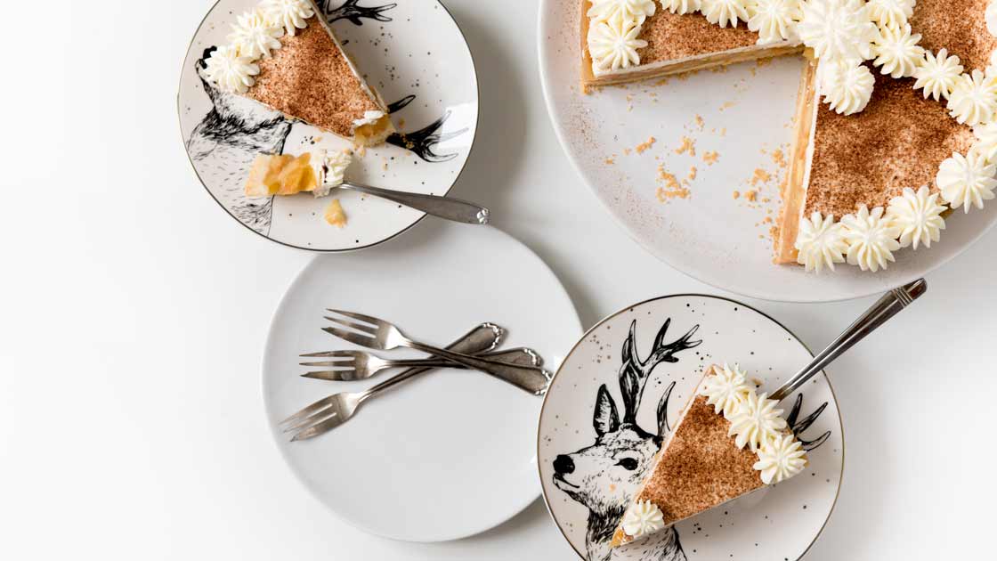 Weihnachtliche Apfeltorte mit Lageräpfeln – saftig mit Sahne und Zimt serviert