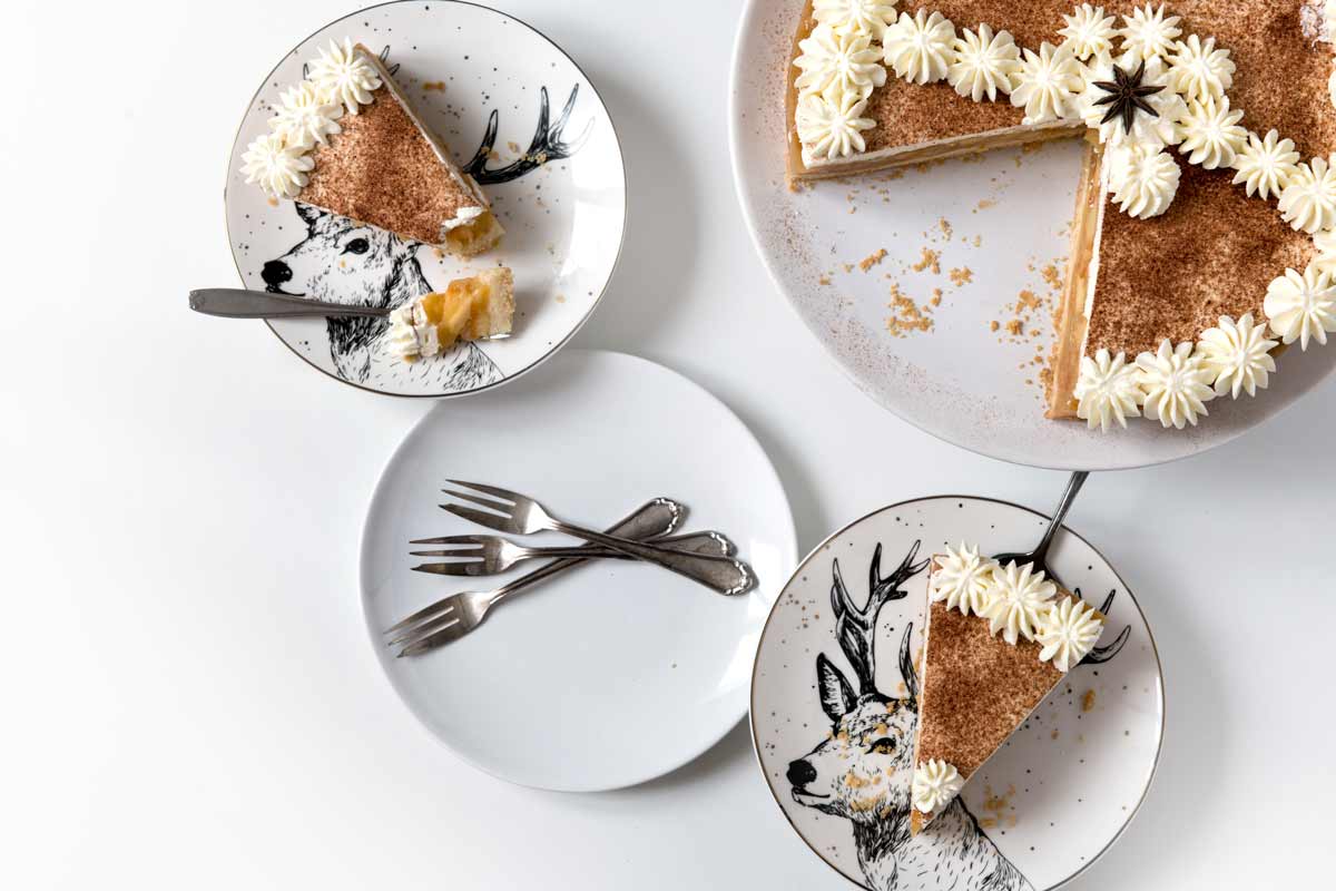 Weihnachtliche Schwedische Apfeltorte mit Sahne und Zimt – festlich serviert