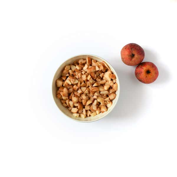 Weihnachtliche Apfeltorte mit Lageräpfeln – Schritt 2: Äpfel in Würfel schneiden