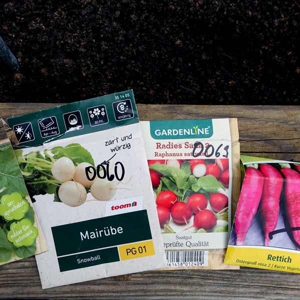 Mehrere Samentüten mit frühkeimenden Sorten für das Freiland