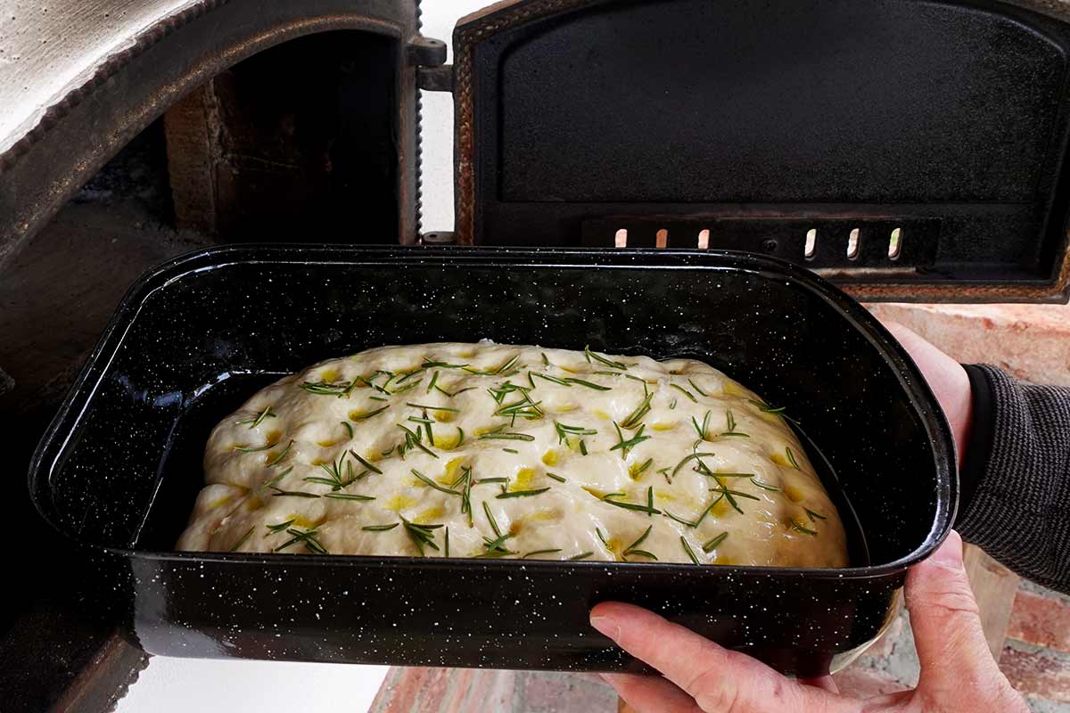 Focaccia mit Rosmarin und Meersalz vor dem Holzbackofen