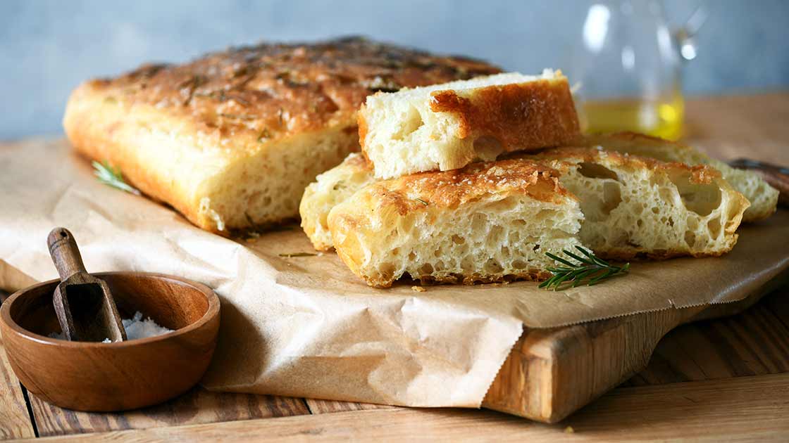 Ein Laib frischgebackenes Focaccia aus dem Holzbackofen