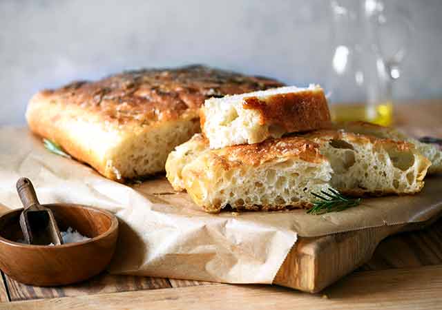Frisch gebackenes Focaccia aus dem Holzofen.