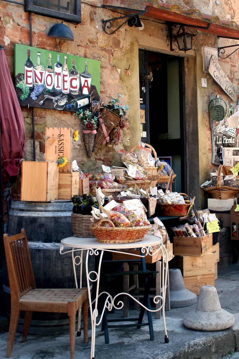 Enoteca in Italien mir reichhaltigem Warenangebot