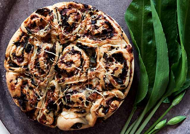 Frisch gebackene Bärlauchschnecken aus demOfen.